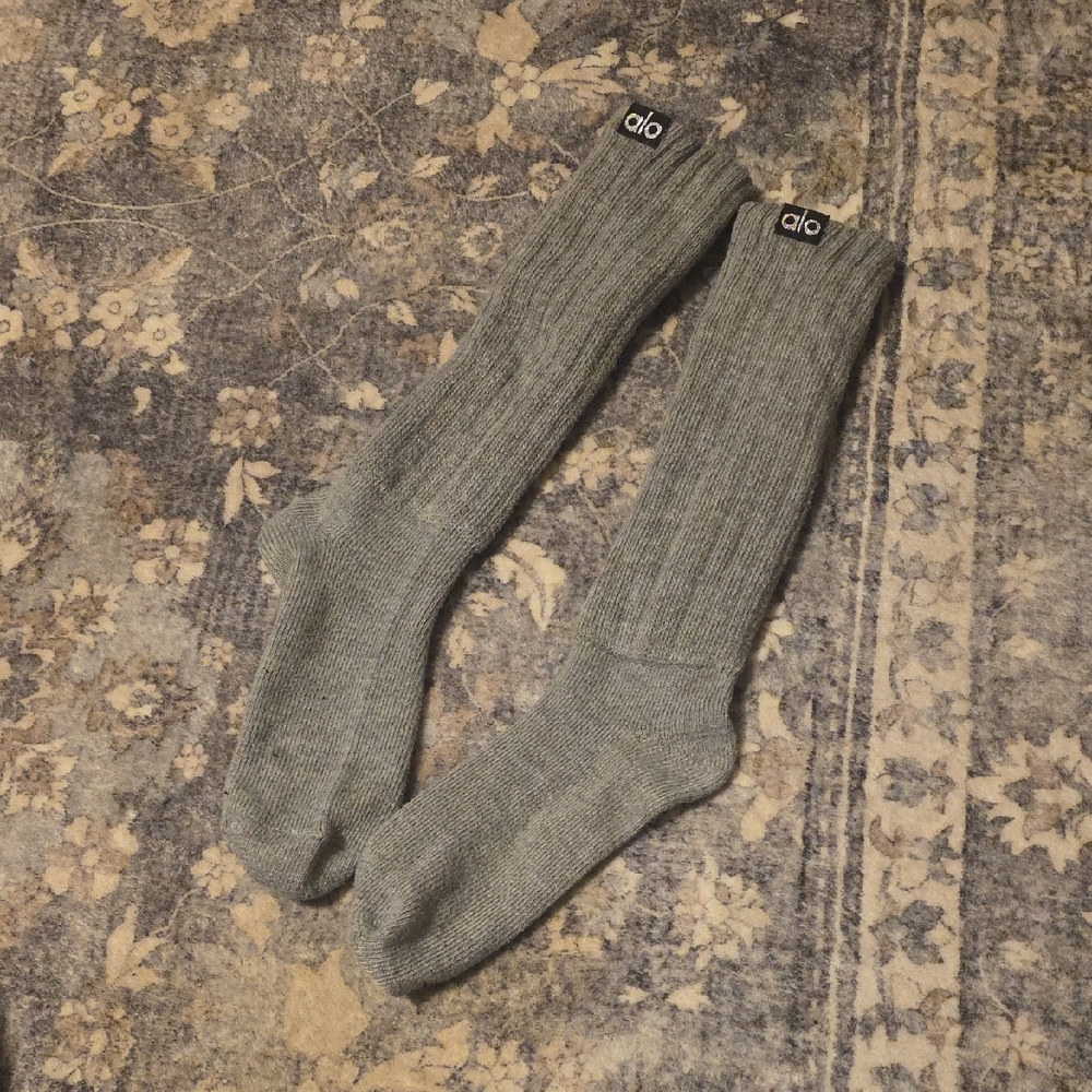 ALO Yoga Ribbed Casual Socks in Gray